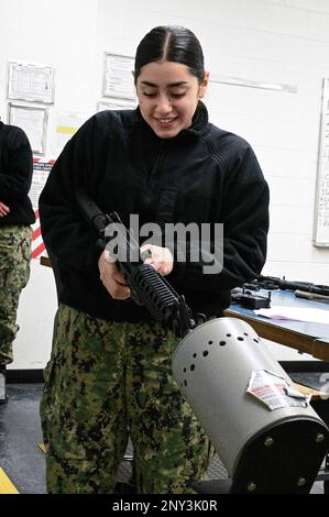 GREAT LAKES, Illinois (1 février 2023) Ashley Maldonado, une étudiante au Commandement de l'entraînement des systèmes de combat de surface Great Lakes, a défauflé une carbine de M4 à l'école Gunner's Mate (GM) 'A'. L’école « A » de GM offre aux marins candidats une formation technique sur l’entretien des armes, l’électricité, l’électronique et le fonctionnement des systèmes de lancement et des torpilles. Banque D'Images