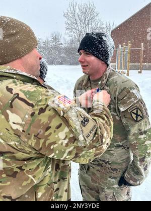 Colonel Russell Lemler, commandant de bataillon, Et le sergent de commandement John Folger, conseiller principal enrôlement, tous deux affectés au 2nd Bataillon, 15th Régiment d'artillerie de campagne, 2nd Brigade combat Team, 10th Mountain Division, a profité de l'occasion pour reconnaître et récompenser quelques soldats exceptionnels lors d'une remise de masse au bataillon le 27 janvier 2023. L'équipe de commandement de la brigade, le colonel Scott D. Wence, commandant de la brigade, et le sergent de commandement Christopher Donaldson, ont participé à la présentation du prix. Banque D'Images