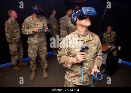 Le colonel Calvin Powell, commandant de l'escadre de la base aérienne 39th, fait l'expérience d'un module d'entraînement en réalité virtuelle dans la nouvelle salle d'entraînement VR de l'escadron de mobilité aérienne 728th, à la base aérienne d'Incirlik, à Türkiye, le 31 janvier 2023. Les aviateurs peuvent utiliser le système VR pour s’entraîner virtuellement sur plusieurs types d’avions, ce qui augmente leur capacité à être prêts à défendre le flanc sud de l’OTAN. Banque D'Images