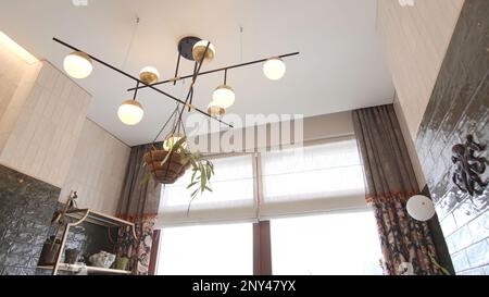 Allumez un élégant lustre moderne. Créatif. Lustre moderne et élégant dans un magnifique intérieur de chambre. Salle de réunion moderne et luxueuse. Banque D'Images