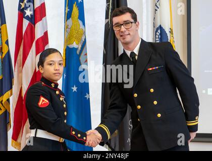 YOKOSUKA (Japon) (30 janvier 2023) — le caporal Emmely Perez reçoit un certificat de naturalisation du lieutenant j.g. Evan Draym, juge-avocat de l'assistance juridique pour le Bureau régional des services juridiques (RSSO) Pacifique occidental, lors d'une cérémonie de naturalisation des services de citoyenneté et d'immigration des États-Unis, organisée par RSSO Western Pacific au C2 Auditorium à bord Commandant, activités de la flotte Yokosuka (CFAY). Depuis plus de 75 ans, la CFAY fournit, entretient et exploite des installations et des services de base à l'appui des forces navales déployées à l'avant de la flotte américaine 7th, des commandements de locataires et des milliers de Banque D'Images