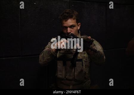 Un soldat du 1st Bataillon, 87th Infantry Regiment, de la Force opérationnelle Spartan, se déplace à travers une répétition avec son équipe pendant les opérations militaires sur l'entraînement urbain terrain avec la Force de défense d'Israël pendant l'exercice Juniper Oak 2023. L'exercice est un exercice militaire bilatéral multidomaine à grande échelle visant à améliorer l'interopérabilité entre les forces armées américaines et israéliennes contribuant à la sécurité régionale intégrée. Banque D'Images