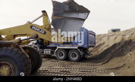 Stockholm-Suède, 11.15.2022: Scène. Un gros tracteur jaune qui travaille sur des chantiers de construction qui ramasse le sol. À utiliser uniquement pour les travaux de rédaction. Haute qualité F Banque D'Images