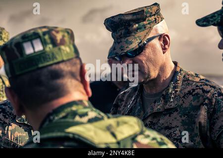 ÉTATS-UNIS Corps maritime Lgén David Bellon, commandant des États-Unis Corps des Marines, Sud et États-Unis Marine corps Forces Reserve, se dresse avec les Marines colombiennes à la base navale colombienne Turbo, Turbo, Colombie, 24 janvier 2023. Bellon, son personnel, et les dirigeants du bataillon des Amphibiens d'assaut 4th se sont rendus en Colombie pour rencontrer les dirigeants de l'Infantería de Marina Colombiana (corps des Marines colombiennes) afin de continuer à renforcer le partenariat entre les deux marines et corps des Marines. Banque D'Images