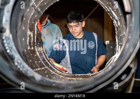 Adrian Garcia, étudiant au programme de l'EEC, reçoit des instructions de l'équipe de maintenance de la base aérienne de Laughlin, au Texas, tout en travaillant sur un talon T-38C. Le but du programme GROW Our est de donner aux élèves du secondaire des expériences et des outils pour les mettre en place pour réussir dans leur vie d'adultes. Banque D'Images