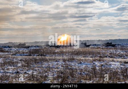 Soldats polonais affectés au groupement tactique de l'OTAN EFP Pologne, 15th brigade d'infanterie mécanisée, aux côtés des États-Unis Des soldats affectés à l'équipe de combat de la Brigade blindée de 2nd, division de Cavalry de 1st, soutenant la Division d'infanterie de 4th (4 ID), incendient des chars TTP-91 Twardy pour engager des cibles lors d'un exercice de tir en direct combiné d'armes pour les ministres croates et polonais de la Défense à Bemowo Piskie, en Pologne, du 24 au 27 février 2023. La mission de l’ID 4 en Europe consiste à s’engager dans des formations et des exercices multinationaux à travers le continent, en travaillant aux côtés des alliés de l’OTAN et des partenaires régionaux de sécurité pour fournir des forces de combat crédibles Banque D'Images