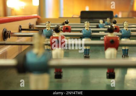 Le baby-foot, communément appelé fuzboll ou foosball (comme dans le Fußball allemand 'football') et parfois le baby-foot, est un jeu de table qui est loos Banque D'Images