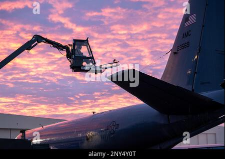 Airman 1st classe Aaron Anderson, chef d'équipage de l'escadron de maintenance de l'aéronef 22nd, dégèle un KC-135 Stratotanker équipé d'un camion de dégivrage à la base aérienne McConnell, Kansas, le 26 janvier 2023. Les aviateurs vaporisateurs l'avion avec des produits chimiques qui éliminent la glace et empêchent la formation de glace pendant le vol pour assurer la libre circulation de toutes les pièces. Banque D'Images