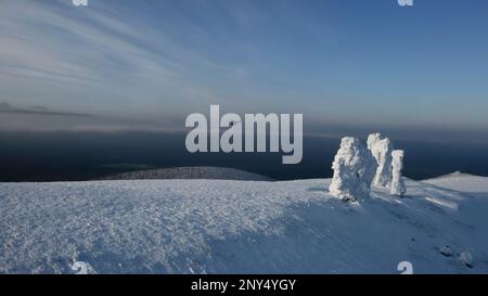 Vue panoramique sur les montagnes enneigées. Clip.énorme pile de neige avec de grandes montagnes enneigées et un hélicoptère de vol est visible contre le ciel bleu. Haute qu Banque D'Images