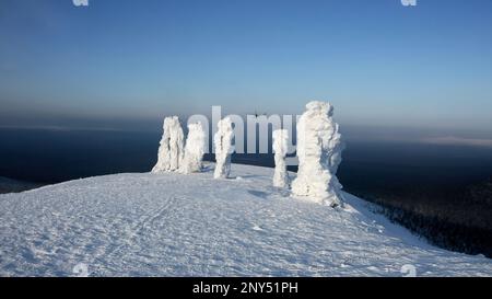 Vue panoramique sur les montagnes enneigées. Clip.énorme pile de neige avec de grandes montagnes enneigées et un hélicoptère de vol est visible contre le ciel bleu. Haute qu Banque D'Images