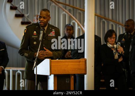 Le général de division James Smith, commandant général du 21st Theatre Sustainability Command, s'adresse à ses invités lors de la réception du nouvel an 21st au TSC, le 20 janvier, au club d'Armstrong sur Vogelweh. Le but de la réception du nouvel an était de remercier 21st alliés et partenaires du TSC pour leur partenariat et leur travail d'équipe, et d'inciter à d'autres amitiés et à la mise en réseau pour la nouvelle année. Banque D'Images