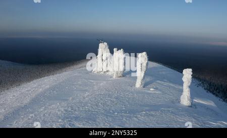 Immenses collines glacées. Vue depuis un hélicoptère. Clip.Winter blanc froid paysage avec de grands blocs de glace et des hélicoptères volent autour de la région. Élevée Banque D'Images