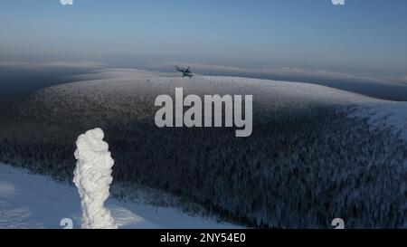 Immenses collines glacées. Vue depuis un hélicoptère. Clip.Winter blanc froid paysage avec de grands blocs de glace et des hélicoptères volent autour de la région. Élevée Banque D'Images