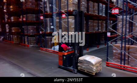 Serbie-Belgrade,14.12.2022: Immense entrepôt plein de marchandises. Créatif. Un grand magasin de commandes où les gens travaillent la collecte et l'emballage des boîtes. Haute qualité Banque D'Images