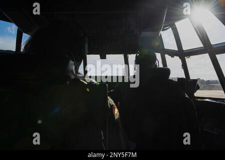 ÉTATS-UNIS Air Force 1st Lt. Ethan Reed, à droite, 37th Airlift Squadron copilot, taxi un C-130J Super Hercules sur une ligne de floightline pendant l'exercice à la poursuite de sol à Saragosse, Espagne, le 27 janvier 2023. L'exercice a testé des aviateurs et des alliés de l'OTAN à travers divers événements d'entraînement tels qu'un équipage simulant une recherche et un sauvetage, une survie, l'évasion, la résistance et l'évasion injectés, l'entraînement à l'intégration des avions de chasse, et des parachutistes de l'armée de l'air espagnole et des États-Unis Armée pratiquant des sauts de ligne statiques. Banque D'Images