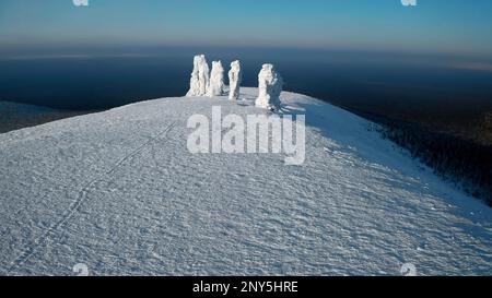 Vue sur le paysage de décembre. Clip.collines d'hiver avec des roches gelées à des températures inférieures à zéro prises d'une hauteur. Vidéos Full HD de haute qualité Banque D'Images