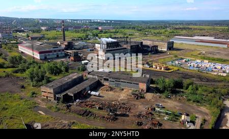 Industrie urbaine de drone. Action. Une vue d'une hauteur à la périphérie avec de grandes cheminées d'où la fumée sort. 4K images de haute qualité Banque D'Images