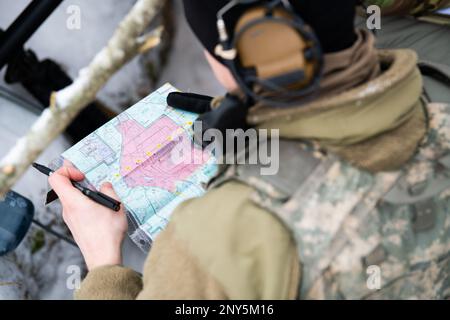 1-120th des observateurs de l'avant du Régiment d'artillerie de campagne ont localisé des cibles et ont appelé à l'incendie pendant la grève du Nord 23-1, le 24 janvier 2023, au Camp Grayling, au Michigan. Les unités qui participent à la phase d’hiver de la grève du Nord sont prêtes en menant une formation conjointe par temps froid conçue pour atteindre les objectifs de la Stratégie pour l’Arctique du ministère de la Défense. Banque D'Images