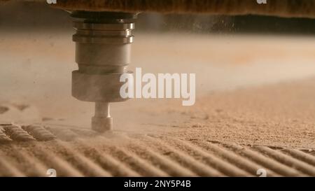 Gros plan de la planche en bois de coupe automatique. Créatif. Percer la machine à sculpter le bois. Machine professionnelle pour la sculpture industrielle de bois pro Banque D'Images
