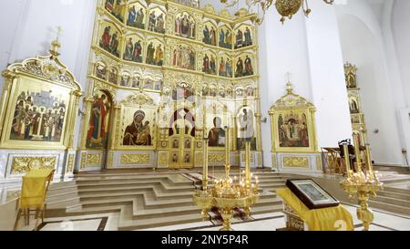 Mur d'icônes dorées dans l'église. Attache. Intérieur d'une église lumineuse avec des icônes dorées. Beaucoup d'icônes dorées dans l'église chrétienne lumineuse. Banque D'Images