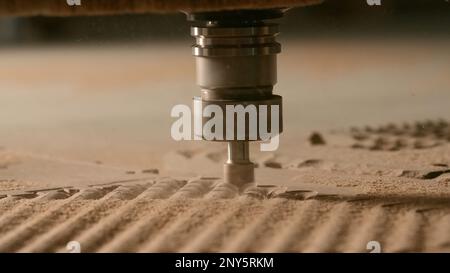 Gros plan de la planche en bois de coupe automatique. Créatif. Percer la machine à sculpter le bois. Machine professionnelle pour la sculpture industrielle de bois pro Banque D'Images