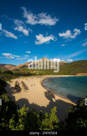 Plage de sable et montagnes, Plage dArone, Piana, Département haute-Corse, côte ouest, Corse, Mer méditerranée, France Banque D'Images