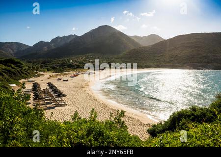 Plage de sable et montagnes, Plage dArone, Piana, Département haute-Corse, côte ouest, Corse, Mer méditerranée, France Banque D'Images