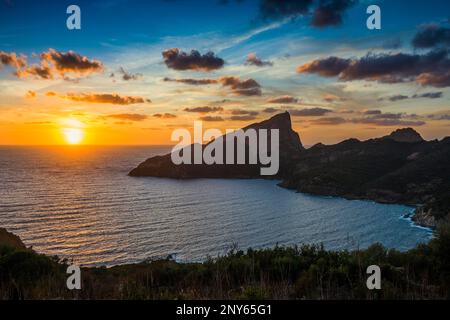 Coucher de soleil, Capo Rosso, Piana, Département de la haute-Corse, Côte Ouest, Corse, Mer méditerranée, France Banque D'Images