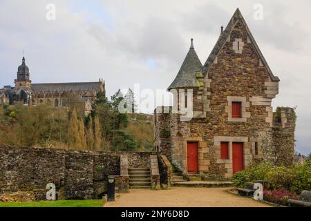 Château et église Eglise Saint-Léonard, vieille ville médiévale de Fougères, département Ille-et-Vilaine, région Bretagne Breizh, France Banque D'Images