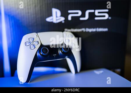 Bangkok, Thaïlande - 30 octobre 2022 : manette de jeu PlayStation 5 ou PS5 et emballage. Banque D'Images