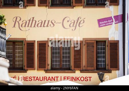 Café de l'hôtel de ville à Staufen im Breisgau, Allemagne, le forage géothermique a mené à l'élévation de la vieille ville et des fissures et des dommages de construction à 268 maisons Banque D'Images