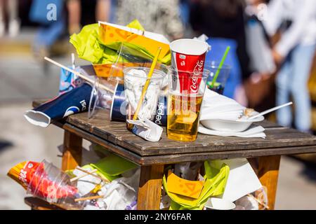 Déchets d'emballage, débordement d'une poubelle, Stuttgart, Bade-Wurtemberg, Allemagne Banque D'Images