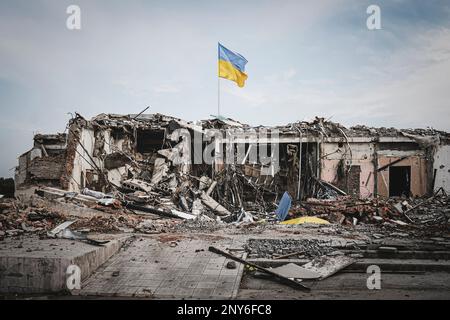 Le concept des séquelles de la guerre. Illustration de la destruction après la guerre en Ukraine. Conséquences des bombardements par obus d'artillerie et air St Banque D'Images