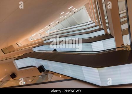 Escaliers roulants, tour U, Dortmunder U, U, tour, Centre d'art moderne, Musée, Dortmund, région de la Ruhr, Rhénanie-du-Nord-Westphalie, Allemagne Banque D'Images