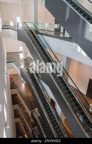 Escaliers roulants, tour U, Dortmunder U, U, tour, Centre d'art moderne, Musée, Dortmund, région de la Ruhr, Rhénanie-du-Nord-Westphalie, Allemagne Banque D'Images