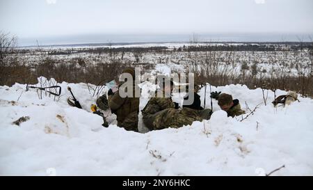 Une équipe de 1-120th observateurs de l'avant du Régiment d'artillerie de campagne a localisé des cibles et a appelé à l'incendie pendant la grève du Nord 23-1, le 23 janvier 2023, au Camp Grayling, Michigan. Les unités qui participent à la phase d’hiver de la grève du Nord sont prêtes en menant une formation conjointe par temps froid conçue pour atteindre les objectifs de la Stratégie pour l’Arctique du ministère de la Défense. Banque D'Images