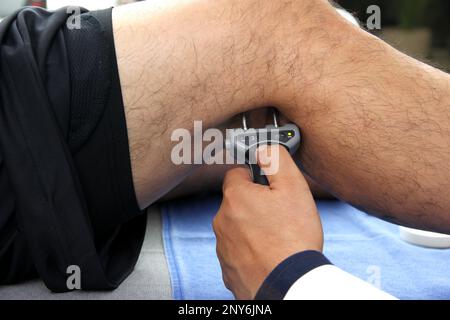 Électromyographie EMG et Somatosensory potentiel évoqué de la VEP des membres inférieurs, test neurophysiologique applique des stimuli électriques près des nerfs Banque D'Images