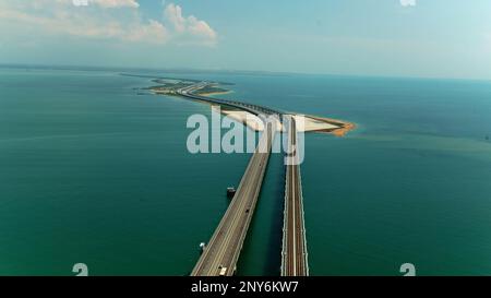 Vue plongeante. Shot.A énorme pont fait de matériel blanc s'étendant de kilomètres pour se déplacer sur l'océan. 4K images de haute qualité Banque D'Images