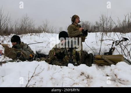 Une équipe de 1-120th observateurs de l'avant du Régiment d'artillerie de campagne a localisé des cibles et a appelé à l'incendie pendant la grève du Nord 23-1, le 23 janvier 2023, au Camp Grayling, Michigan. Les unités qui participent à la phase d’hiver de la grève du Nord sont prêtes en menant une formation conjointe par temps froid conçue pour atteindre les objectifs de la Stratégie pour l’Arctique du ministère de la Défense. Banque D'Images