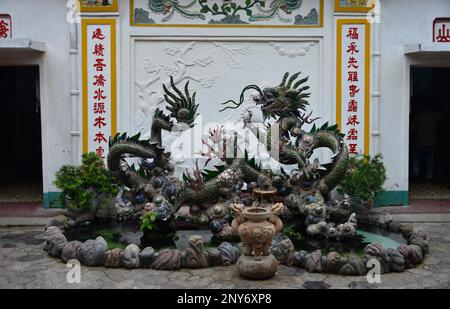 Serpents, salle d'assemblée de la Congrégation chinoise de Fujian, PPhuc Kien Pagoda, Tran Phu, Hoi an, Vietnam Banque D'Images