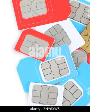 Pile de différentes cartes SIM sur fond blanc, vue du dessus Banque D'Images