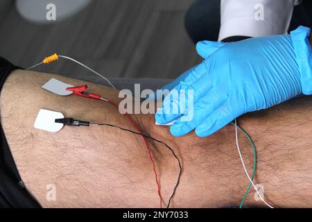 Électromyographie EMG et Somatosensory potentiel évoqué de la VEP des membres inférieurs, test neurophysiologique applique des stimuli électriques près des nerfs Banque D'Images