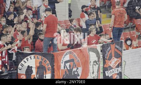 Serbie - Belgrade, le 23 août 2022 : les fans se rassemblent dans un stade pour encourager leur équipe sportive préférée lors d'une journée ensoleillée. Action. Des fans heureux dans un football Banque D'Images