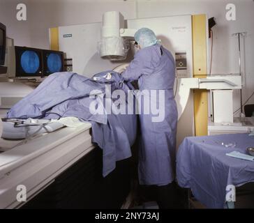 Une opération peu invasive, présentée ici le 6.5.1997 à la St. Marienhospital à Muehlheim, est une opération qui utilise une tomographie informatique Banque D'Images