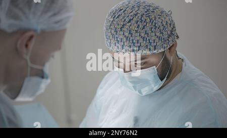 Équipe de professionnels en chirurgie de théâtre. Action. Salle d'opération et deux chirurgiens Banque D'Images