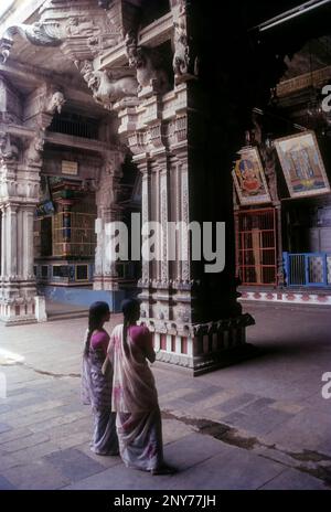 Le pilier géant en face de la nrittasaba dans le temple de Nataraja à Chidambaram, Tamilnadu, Inde Banque D'Images