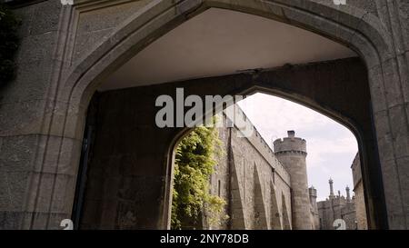 Grande porte de l'ancienne forteresse en pierre. Action. De magnifiques vieux murs en pierre sur un fond ciel nuageux Banque D'Images