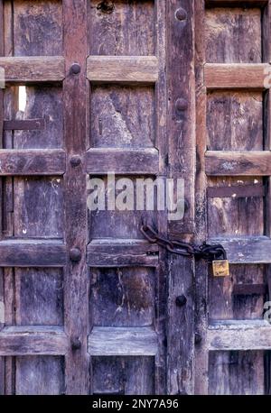 Ancienne porte avec écluse à Tirupathi, Andhra Pradesh, Inde du Sud, Inde, Asie Banque D'Images