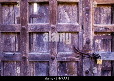 Ancienne porte avec écluse à Tirupathi, Andhra Pradesh, Inde du Sud, Inde, Asie Banque D'Images