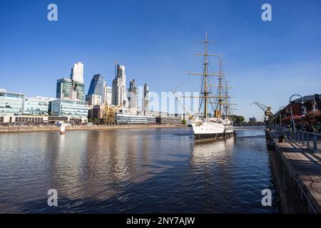 Buenos Aires, Argentine; 29 janvier 2018:Puerto Madero avec de hauts bâtiments modernes et le navire de musée Fragata ARA Presidente Sarmiento. Banque D'Images